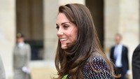 Kate terlihat cantik dengan dress warna-warni. Tim Rooke-Pool/Getty Images/detikFoto.