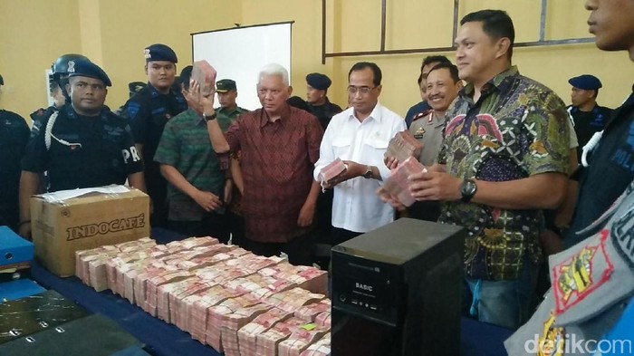Megapungli di Pelabuhan Samarinda, Ketua Komura Anggota DPRD