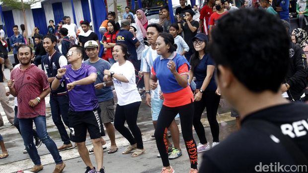 Serunya Karnaval Datsun di Pantai Losari