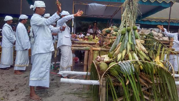 Jelang Nyepi, Umat Hindu Gelar Melasti di Pantai Jolosutro
