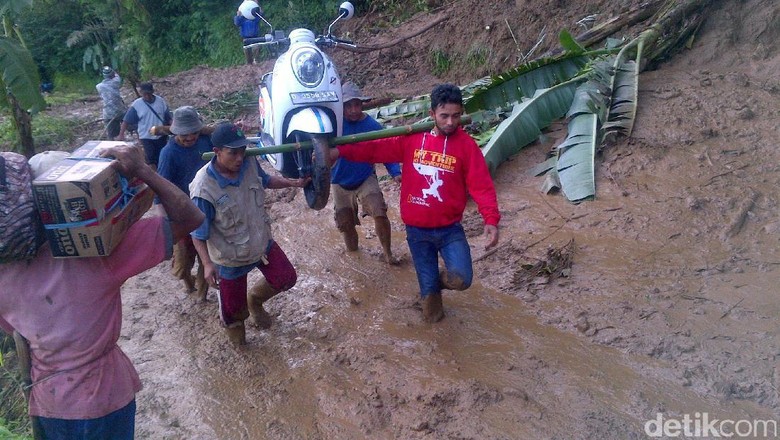 Longsor di Cisewu, Warga Kesulitan Akses Jalan Longsor di Cisewu, Warga Kesulitan Akses Jalan