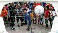 Seorang anak tampak asyik mengikuti lomba menendang bola dengan beragam hadiah menarik yang disajikan.