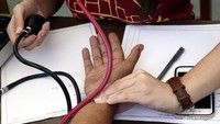 Warga menjalani pemeriksaan kesehatan dalam acara pengobatan gratis tersebut.