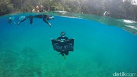 Kegiatan main air seolah menjadi aktivitas wajib, saking jernih airnya. Hanya melihat kondisi terkini di Labuan Cermin, mungkin ada baiknya kita menunggu sampai situasi kembali kondusif (Pool)