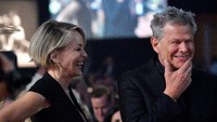 Bintang film Mothers and Daughters itu terlihat asik bercanda dengan David Foster. Frazer Harrison/Getty Images for Celebrity Fight Night