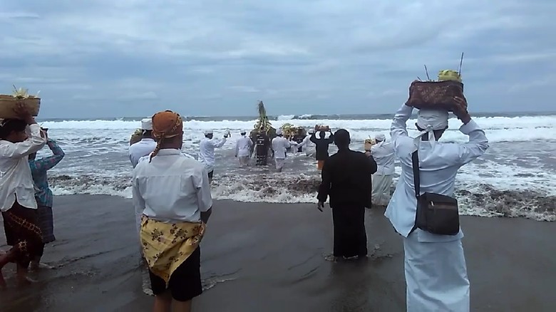 Jelang Nyepi Umat Hindu Gelar Melasti Di Pantai Jolosutro