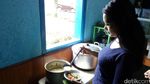 Ita si Pelayan Warung Cantik di Nganjuk Jatim