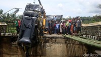 Putusnya jembatan Sungai Klawing yang menghubungkan antar Kecamatan Bobotsari dengan Karanganyar di Kabupaten Purbalingga, Jawa Tengah menyebabkan sebuah mobil Avanza terperosok masuk kedalam lubang jembatan yang rusak itu.