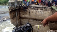 Dengan menggunakan sebuah mobil derek mobil Avanza hitam yang terperosok dapat dievakuasi dari dasar sungai. 