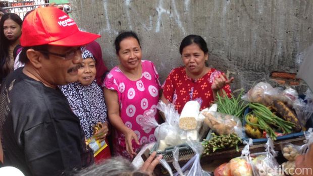 Blusukan ke Klender, Djarot Dicurhati Ibu-ibu Soal Harga Cabai