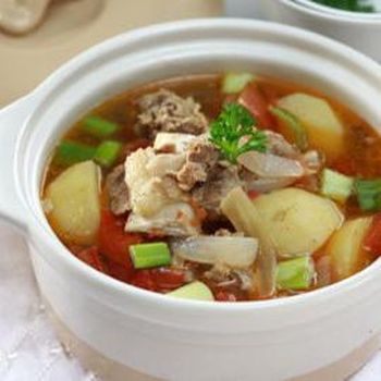 6 Makanan yang Perlu Dihindari Saat Kencan Pertama