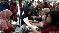 Sedikitnya ada 150 warga kalibata yang sakit saat memasuki perubahan iklim. Pengobatan ini digelar di SMP 182 Kalibata, Jakarta Selatan, Minggu (19/3/2017). 