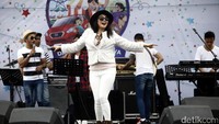 Seorang musisi tampak menghibur para pengunjung Karnaval Datsun di Makassar.