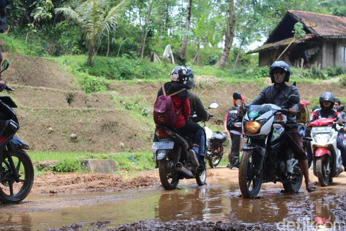 Akses Jalan yang Tertutup Longsor di Cisewu Sudah Dibuka