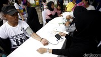 Beberapa warga juga bisa mengecek kesehatan gratis di both yang telah disediakan.