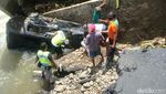 BPBD Purbalingga Berhasil Evakuasi Mobil dari Sungai Klawing