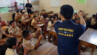 Siswa SD mendengarkan penjelasan dari pihak BI. Desa Ujung Alang, Kecamatan Kampung Laut, Cilacap, Jawa Tengah itu berada di wilayah Cilacap dan dikelilingi oleh hutan bakau serta lautan. Untuk sampai ke wilayah tersebut harus menggunakan perahu selama 1,5 jam perjalanan laut dari dermaga Sleko, Cilacap.