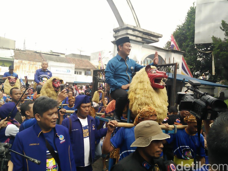 Jalan Kaki Menuju Panggung Deklarasi, Ridwan Kamil Salami 
