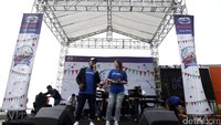 Tak berhenti sampai disitu, hiburan musik pun bisa dinikmati dari panggung.