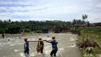 Sebuah mobil Avanza bernomor polisi R 9426 MC terperosok ke dalam lubang setelah Jembatan Sungai Klawing di Dukuh Bandingan, Desa Majapura, Kecamatan Bobotsari, Purbalingga Sabtu (18/3) lalu terperosok akibat terputus totalnya jembatan tersebut. 
