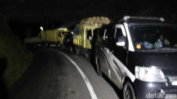 Usai Longsor di Cisewu, Jalan ke Bandung Belum Bisa Dilewati