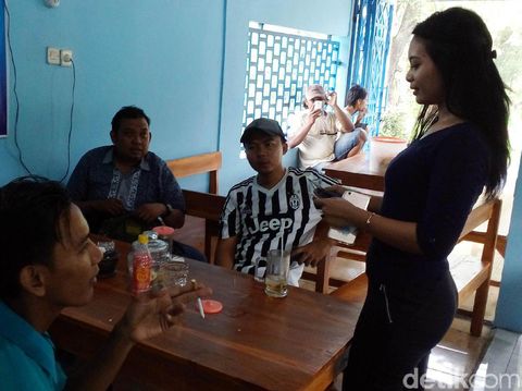 Tentang Ita Si Cantik Pelayan Warung yang Viral di Media Sosial