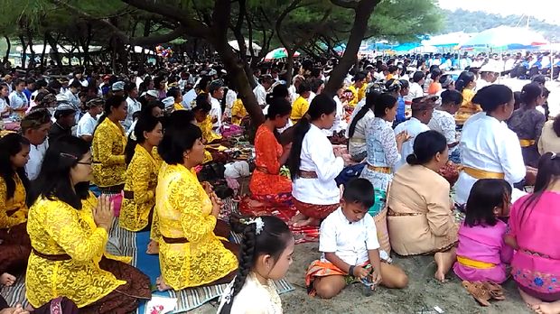 Jelang Nyepi, Umat Hindu Gelar Melasti di Pantai Jolosutro