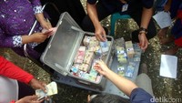 Di desa tersebut juga dilakukan penukaran uang rupiah lama, karena di daerah pedalaman dan terpencil banyak sekali uang rupiah uang sudah lusuh dan rusak dengan uang yang layak edar dan bersih di wilayah Kampung Laut tersebut. 
