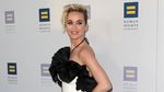 Sexy and Chic! Penampilan Katy Perry Bergaun Hitam-Putih