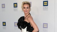 Ia tampak seksi dengan gaun ketat berwarna hitam-putih. Frederick M. Brown/Getty Images/detikFoto.