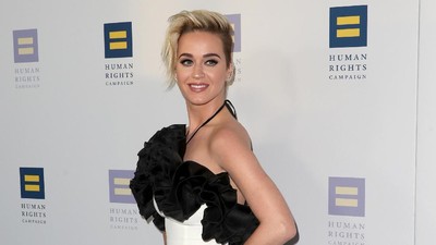 Sexy and Chic! Penampilan Katy Perry Bergaun Hitam-Putih
