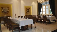Restoran berkonsep kolonial dengan sentuhan Jawa ini sudah buka sejak bulan Maret 2017. Desain interior yang cantik, bisa jadi pilihan bersantai malam ini.