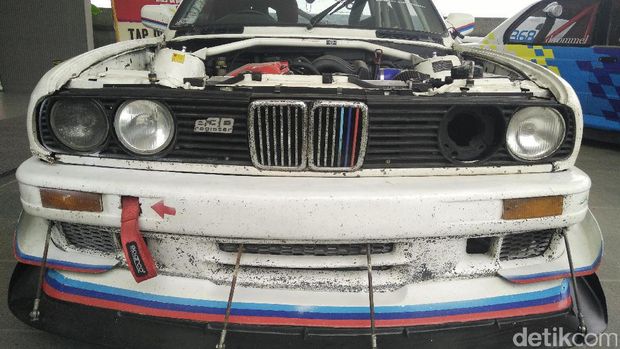Mobil Balap BMW Ini Dirakit dari Hasil Sumbangan Mobil Balap BMW Ini Dirakit dari Hasil Sumbangan