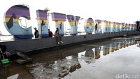 Pada Minggu (19/3/2017), sejumlah warga nampak memenuhi kawasan Pantai Losari di Makassar, Sulawesi Selatan.