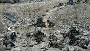 Dead Troops hasil jepretan fotografer asal Kanada Jeff Wall pada tahun 1992. Foto yang menggambarkan sebuah visi penyergapan Rusia ke Afganistan tahun 1986. Dilelang oleh balai lelang Christie di New York foto ini sukses terjual seharga USD 3,7 jut atau sekitar Rp 49 miliar. (Foto: Internet)