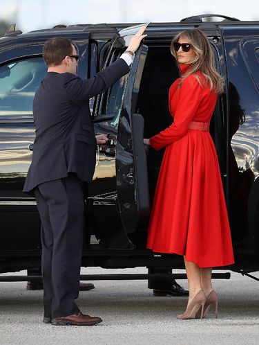 Foto: Penampilan Melania Trump yang Mencuri Perhatian dengan Gaun Merah