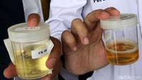 Karyawan wanita juga menjalani tes urine.