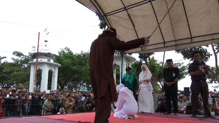 Mesum, 4 Pasangan di Banda Aceh Dicambuk