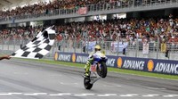 2009 kembali menjadi tahun kemenangan bagi Rossi bersama Yamaha. Tapi musim tersebut jadi yang terakhir baginya merengkuh juara dunia MotoGP. Dia lalu pindah dua musim ke Ducati. Foto: AFP PHOTO / Saeed Khan