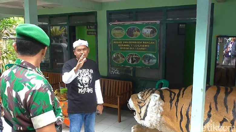 Sambangi Koramil Cisewu, Bupati Dedi Hadiahkan Patung Macan Sambangi Koramil Cisewu, Bupati Dedi Hadiahkan Patung Macan