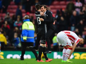 Conte Rayakan Kemenangan Chelsea dengan... Bergelantungan
