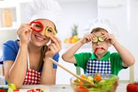 Si Kecil Semakin Terampil Saat Diajak Untuk Memasak Bersama di Rumah