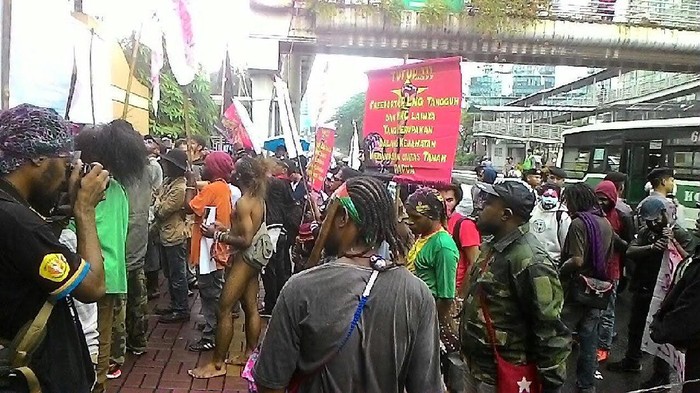 Kantor Freeport Didemo, Ada yang Pakai Koteka