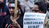 Para demonstran menuntut tambang Freeport di Papua ditutup saja. Menurut para pendemo, keberadaan Freeport tak memberi manfaat bagi rakyat Papua. 