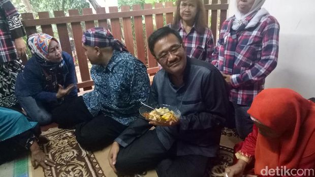 Djarot makan jengkol saat berteduh / 