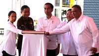 Presiden Jokowi didampingi Menteri BUMN Rini Soemarno, Menteri ESDM Ignasius Jonan, Gubernur Kalimantan Barat Cornelis, dan Direktur Utama PLN Sofyan Basir meresmikan 8 Pembangkit Listrik Tenaga Gas (PLTG) Mobile Power Plant (MPP) yang tersebar di 8 lokasi dengan total kapasitas 500 Megawatt (MW). Agus Trimukti/Humas PLN.