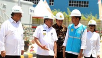 Usai melakukan peresmian, Presiden Jokowi meninjau MPP PLTG Mempawah 100 MW yang tengah beroperasi. Agus Trimukti/Humas PLN.