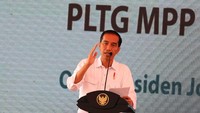 Presiden Jokowi meminta Menteri ESDM Ignasius Jonan memprioritaskan gas untuk pembangkit listrik, khususnya untuk Mobile Power Plant (MPP) Pembangkit Listrik Tenaga Gas (PLTG). Agus Trimukti/Humas PLN.