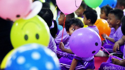 Memperingati Hari Dongeng Sedunia, PT Kereta Api Indonesia (PT KAI), menggelar acara dongeng bersama. Acara itu diikuti oleh puluhan anak PAUD.