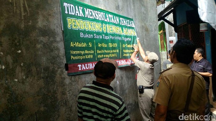 229 Spanduk Provokatif dan 120 Atribut Paslon Diturunkan di Jakbar